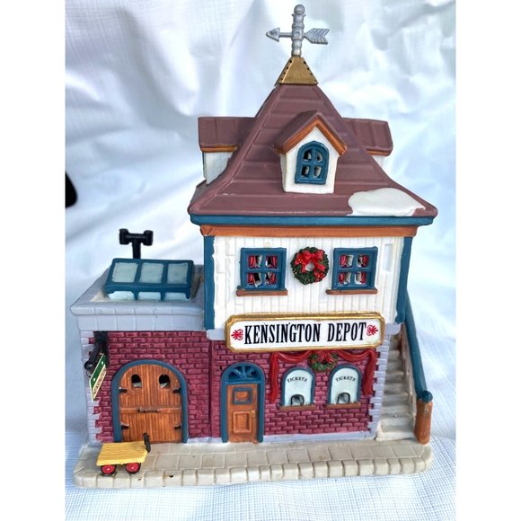 Lemax Kensington Depot Pre-owned With Box Light House Handpeinted - Picture 5 of 10